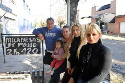 Juan Carlos, María Sol, Elizabeth y Ximena, vecinos de Villa Galicia, en Lomas de Zamora.