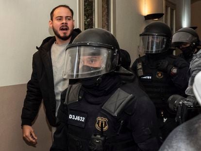 Los Mossos d'Esquadra detienen al rapero Pablo Hasél en la Universidad de Lleida, donde se había atrincherado para evitar entrar en la cárcel por injurias a la Corona y apología del terrorismo, en 2021.