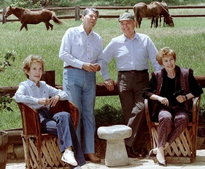 El líder soviético y su esposa Raisa (derecha) con el expresidente estadounidense Ronald Reagan y su esposa Nancy, en el rancho de Reagan, en las montañas de Santa Ynez, el 3 de mayo de 1992. Quedan pocos testigos de la especial relación que establecieron Gorbachov y Reagan, su principal interlocutor en Estados Unidos, pero la fundación que vela por el legado del presidente republicano ha reivindicado el 'momentum'. “La Fundación e Instituto Reagan lamenta la pérdida del líder exsoviético Mijaíl Gorbachov, el hombre que una vez fue adversario político de Ronald Reagan para acabar convirtiéndose en un amigo. Nuestros pensamientos y oraciones van dirigidos a la familia Gorbachov y al pueblo de Rusia”, dijo en un comunicado la institución.