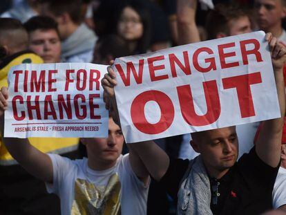 Seguidores del Arsenal con pancartas en contra de Wenger. 