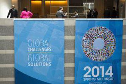 Varias personas fueron registradas este viernes en el tercer piso del edificio del Fondo Monetario Internacional (FMI), en Washington DC (EE.UU.), previo a las reuniones de primavera del FMI y el Banco Mundial (BM).
