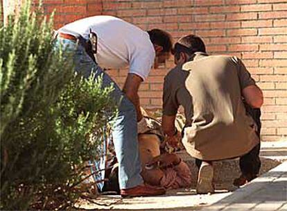 Jesús N.F. yace en el suelo, junto a los agentes de las brigadas de Policía Científica y Judicial.