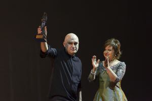 Calixto Bieito recoge el galardón a la mejor dirección escénica en los premios españoles de la ópera que celebraron su gala en Oviedo.