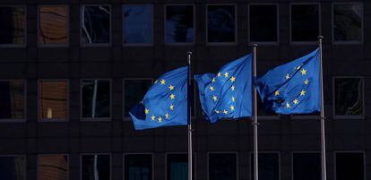 Banderas de la UE ante la sede de la Comisión Europea en Bruselas.