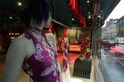 Voyage, una <i>boutique</i> de estilo <i>retro</i> y toque neopunki donde la ropa se expone como una obra de arte, atrae la atención en Conduit Street, escaparate de tendencias.