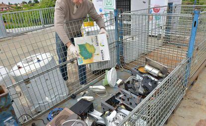 Un operario en Caluire-et-Cuire (Francia) durante una recogida de residuos.