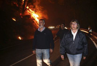 La conselleira de Medio Rural y del Mar, Rosa Quintana  durante su visita al incendio forestal declarado en la parroquia de Burgueira en Oia (Pontevedra) 