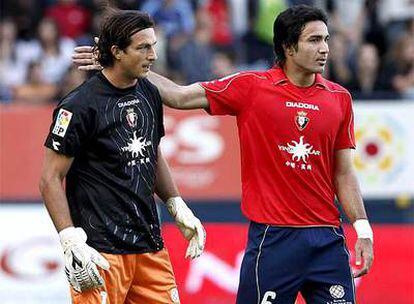 El guradameta del Osasuna, Ricardo López, es felicitado tras detener un penalti