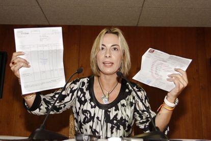 La alcaldesa de Alicante, Sonia Castedo, muestra facturas de unos viajes a Andorra presuntamente pagados por Enrique Ortiz.