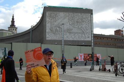 Protestas frente al Bloque Y, donde se encuentra el mural de 'Los pescadores' de Picasso, este 12 de mayo.