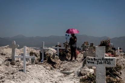Una mujer asiste al funeral de un familiar fallecido por covid-19 en un panteón en la ciudad de Tijuana, el 27 de abril de 2020.
