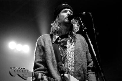 El líder de Nirvana, Kurt Cobain, antes de convertirse en una estrella, vivió en sofás, cajas de cartón, debajo de puentes…. Cuando se lanzó ‘Nevermind’ (1991), segundo disco de la banda y el que les lanzó a la fama, el cantante dormía en su coche. Pero no era la primera vez que dormía en la calle. En su adolescencia fue expulsado en repetidas ocasiones de casa al no poder pagar las facturas. Cuando el cantante murió en 1994, acumulaba un patrimonio neto que se estima en 100 millones de dólares. 