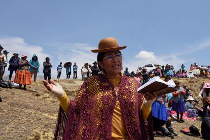 Una mujer reza en la represa de Incachaca, a las afueras de La Paz, el 6 de octubre.