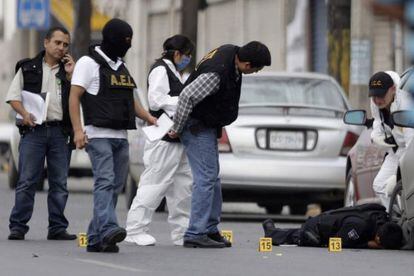 Policías reconstruyen un crimen en Monterrey (México).