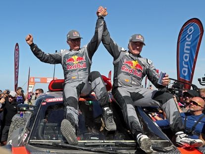 Carlos Sainz (a la derecha) y su copiloto, Lucas Cruz, celebraban su victoria en el Dakar, este viernes.