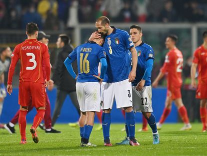 Florenzi es consolado por Chiellini tras caer contra Macedonia del Norte.