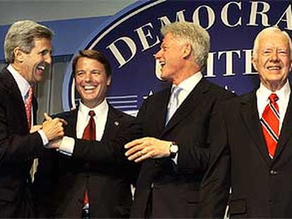 De izquierda a derecha, Kerry, Edwards y los ex presidentes Bill Clinton y Jimmy Carter, el jueves en Washington.