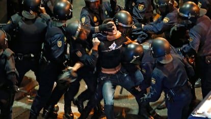 La policía detiene a un hombre durante la noche del 25-S.