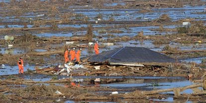Un equipo de rescate ispecciona los restos de una casa en busca de supervivientes en Natori, prefectura de Miyagi.