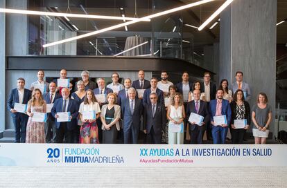 La Fundación Mutua Madrileña entregó su vigésima convocatoria de Ayudas a la Investigación en Salud, dotada de 2,3 millones de euros, a 26 estudios clínicos que se llevarán a cabo en hospitales de toda España. Las investigaciones se desarrollarán en el área de los trasplantes, enfermedades raras infantiles, traumatología, inmunoterapia en cáncer y salud mental infanto-juvenil. En sus 20 años de vida, que la entidad celebra en 2023, ha destinado 68 millones a esta convocatoria anual de ayudas.