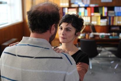 Fran&ccedil;ois Damiens (de espaldas) y Audrey Tautou, en el filme.