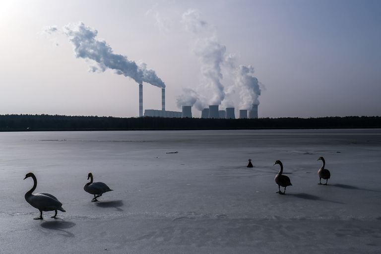 Un lago helado en Rogowiec, Polonia, el 23 de febrero.  Al fondo, la central eléctrica de Belchatow.
