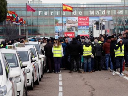 Protesta de taxistas a las puertas de Ifema en la segunda jornada de paro indefinido.