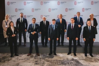 El presidente de Vox, Santiago Abascal (detrás, segundo por la izquierda), asiste a la cumbre en Varsovia junto a los primeros ministros de Polonia y Hungría y otros dirigentes
de la formación.