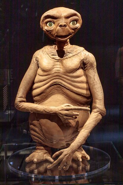 El muñeco de 'E. T. El extraterrestre', en una vitrina del museo.
