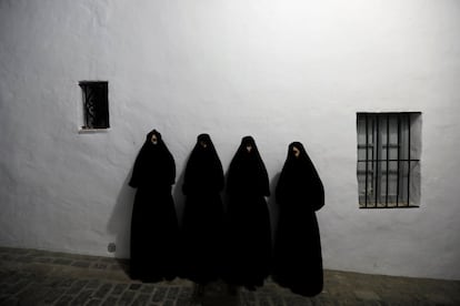 Son pueblos, en general, que conviene tentar a bulto, como ya advirtió Bécquer y se ha repetido tantas veces. En la imagen, mujeres llevan una prenda llamada 'cobijada', en Vejer de la Frontera.