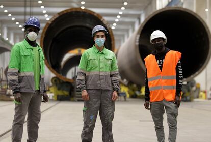 Mohamed, Othmane y Bandja, tres chavales de Costa de Marfil, Marruecos y Guinea que llegaron a España en patera cuando eran unos críos, en la fábrica de piezas de molinos de viendo de Haizea Wind, en Bilbao.