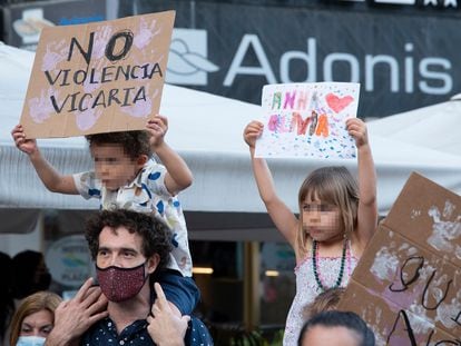 Dos niños con carteles, participan en una concentración feminista en la Plaza de la Candelaria en repulsa por "todos los feminicidios", el pasado 11 de junio, en Santa Cruz de Tenerife, Tenerife, Islas Canarias (España).