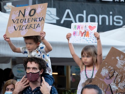 Dos niños con carteles, participan en una concentración feminista en la Plaza de la Candelaria en repulsa por "todos los feminicidios", el pasado 11 de junio, en Santa Cruz de Tenerife, Tenerife, Islas Canarias (España).