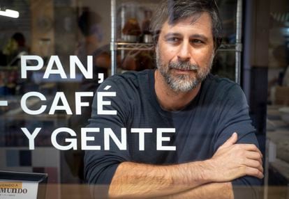 Hugo Silva, fotografiado en una cafetería en El Rastro de Madrid, cerca de su domicilio.