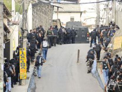 Decenas de polic&iacute;as comienzan su despliegue en el Complexo do Alem&atilde;o de R&iacute;o en 2010. / FRANCE PRESSE