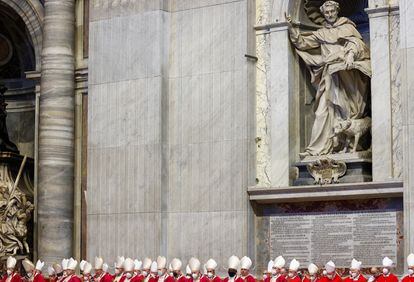 Los cardenales asisten al funeral del exsecretario de Estado del Vaticano, el cardenal Angelo Sodano, en la Basílica de San Pedro, en El Vaticano. 
