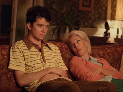 Otis Milburn junto a su madre, la sexóloga y psicóloga Jean Milburn, dos de los protagonistas de la serie de Netflix 'Sex Education'.