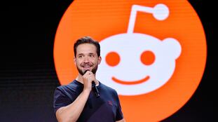 Alexis Ohanian, cofundador y CEO de Reddit, da una conferencia en una feria de marketing en Los Ángeles en 2017.