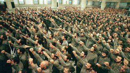 La guardia revolucionaria iraní en apoyo de la decisión de movilización contra Afganistán decretada por el ayatolá Jamenei en 1998.