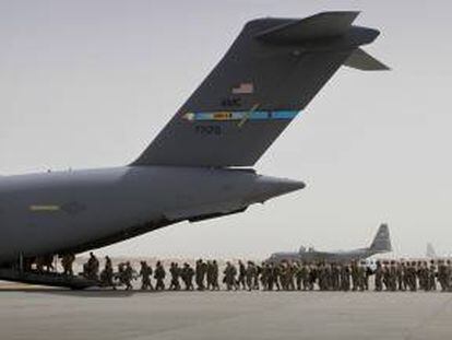 Tropas estadounidenses abandonan Afganistán desde la base de Bagram.