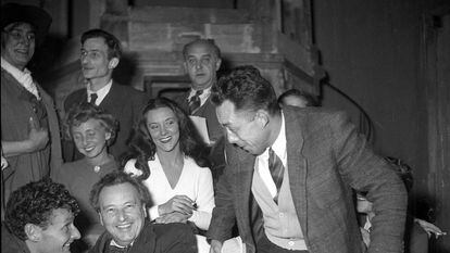 Albert Camus (de pie) y María Casares (con vestido blanco), junto a Jean-Louis Barrault, Pierre Brasseur, Madeleine Renaud, Balthus y Arthur Honegger, en París en 1948.