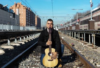 El fisioterapeuta Erwuin Contreras se gana la vida tocando la guitarra en el metro y los trenes cercanías.