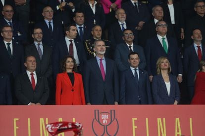 En el centro de la imagen el Rey Felipe VI , flanqueado por la Vicepresidenta primera del Gobierno, María Jesús Montero, el Presidente de Andalucía, Juanma Moreno  y la Ministra de Educación y Deportes Pilar Alegría, entre otras autoridades, en el palco antes del inicio del encuentro correspondiente a la final de la Copa del Rey que Athletic Club y Real Mallorca disputan hoy sábado en el estadio La Cartuja, en Sevilla. 