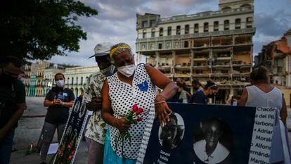 Familiares de una de las víctimas del hotel Saratoga, en La Habana, en la vigilia celebrada este viernes.