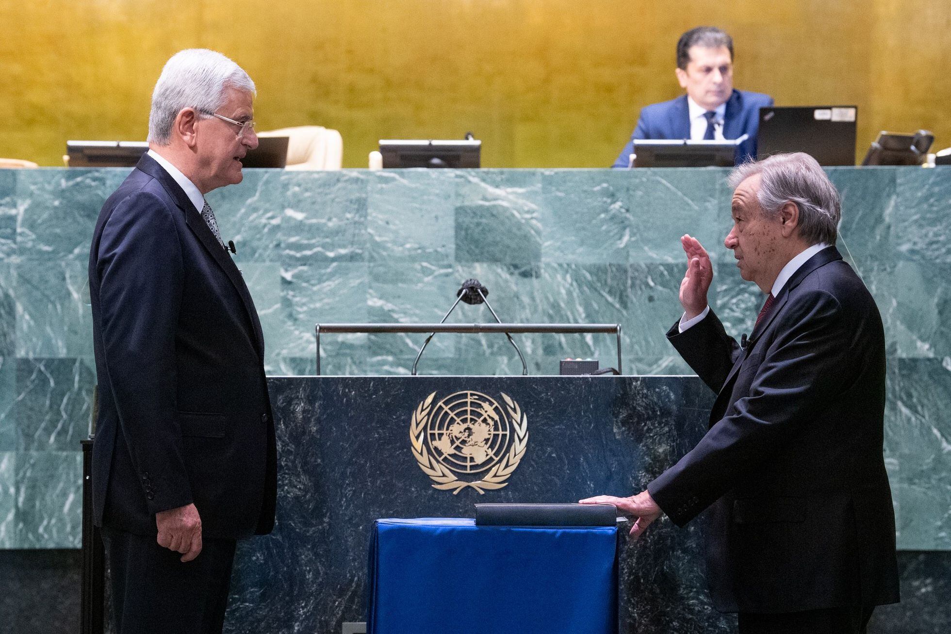 António Guterres presta juramento como secretario general de la ONU en su segundo mandato, este viernes en la sede de la organización en Nueva York.