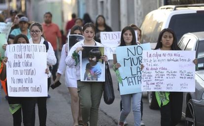 Mujeres se manifiestan en Ciudad de México por el asesinato de Fátima, una niña de siete años cuyo cuerpo fue hallado con signos de tortura.