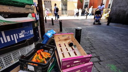Cajas de comida en la basura en la puerta de un establecimiento, en el centro de Madrid.