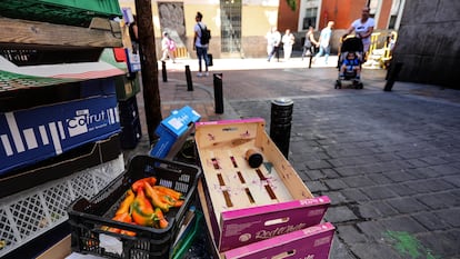 Cajas de comida en la basura en la puerta de un establecimiento, en el centro de Madrid. 