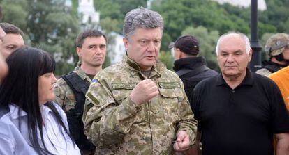 El presidente ucranio, Petr&oacute; Poroshenko, visita el este separatista. 