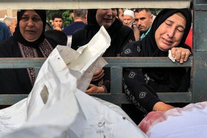 Dos mujeres lloran ante las víctimas de los bombardeos israelíes, antes de ser trasladadas a sus funerales, frente a la morgue del hospital Nasser en Jan Yunis, en el sur de la franja de Gaza, este miércoles.